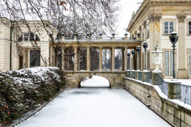 Karlı bir kış gününde Varşova Polonya 'da güzel bir park
