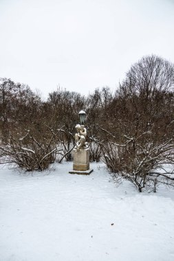 Karlı bir kış gününde Varşova Polonya 'da güzel bir park