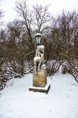 Karlı bir kış gününde Varşova Polonya 'da güzel bir park