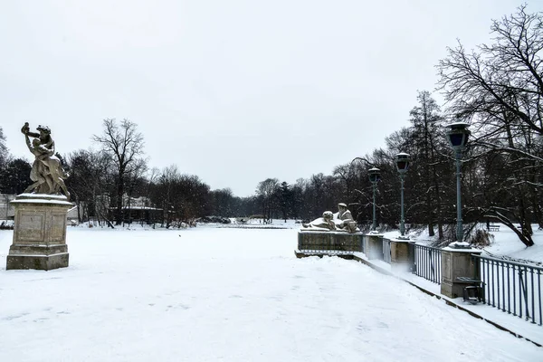 Belo Parque Varsóvia Polônia Dia Inverno Nevado — Fotografia de Stock