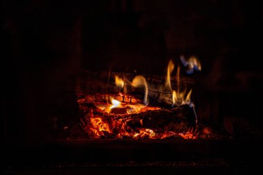 Güzel, sıcak bir ateş bir kış günü şöminede yanıyor.