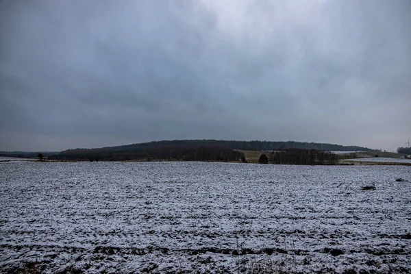Όμορφο Χειμερινό Γεωργικό Τοπίο Χιόνι Μια Συννεφιασμένη Μέρα Στην Πολωνία — Φωτογραφία Αρχείου