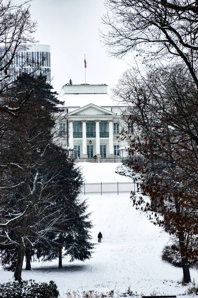 ポーランドのワルシャワにあるベルベル宮殿の美しい冬の景色 霜の多い冬の雪の日 — ストック写真