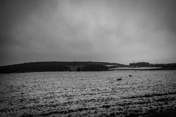 Piękny Zimowy Krajobraz Rolniczy Śniegiem Pochmurny Dzień Polsce — Zdjęcie stockowe