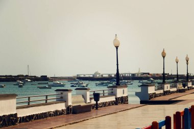 İspanya 'nın Kanarya Adası' nın başkentinden güzel deniz manzarası güneşli bir yaz gününde Lanzarote Arrecife