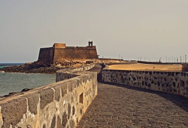 İspanya 'nın Kanarya Adası' nın başkentinden güzel deniz manzarası güneşli bir yaz gününde Lanzarote Arrecife