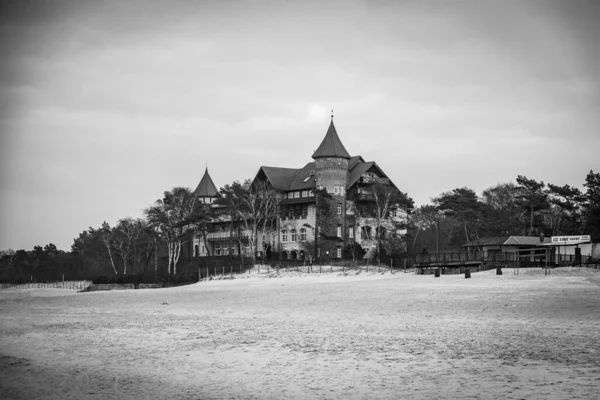 歴史的なホテルがあるポーランドのビーチで冬の日の美しい風景 — ストック写真