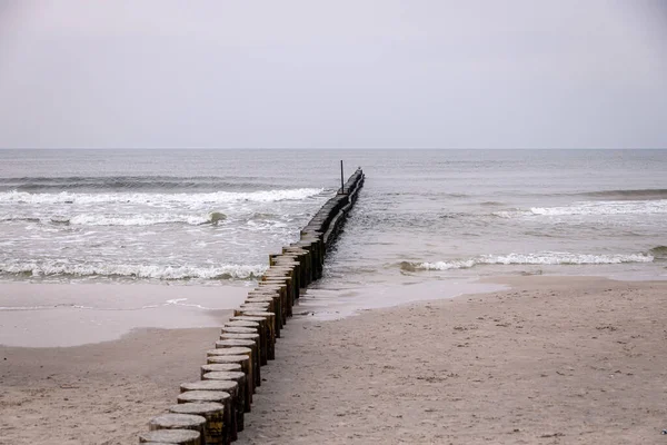 平静的日子里 带着木制的防波堤 美丽的海滨风景 — 图库照片