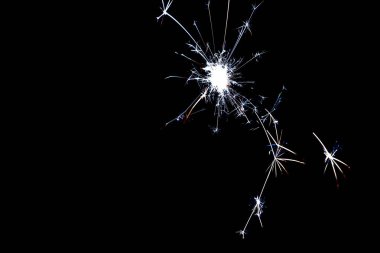 Güzel, soğuk gümüş parıltılar yakın plan siyah arkaplanda.