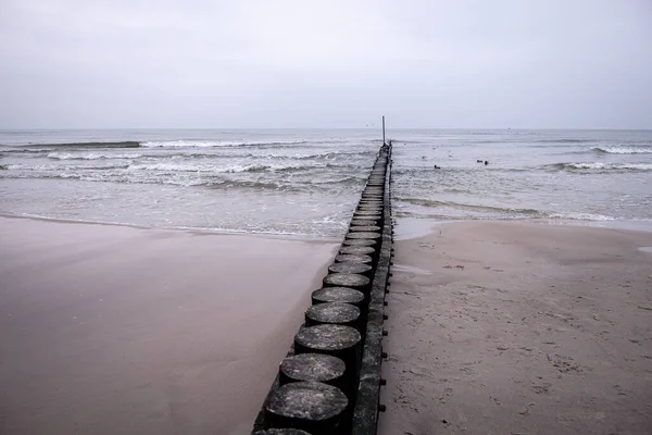 平静的日子里 带着木制的防波堤 美丽的海滨风景 — 图库照片