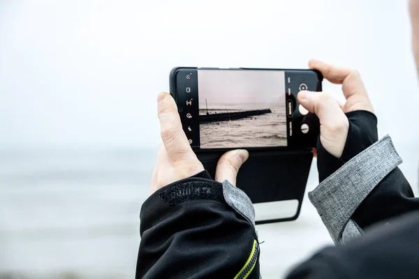 Зблизька Телефону Коли Фотографуєш Балтійському Морі Зимовий День — стокове фото