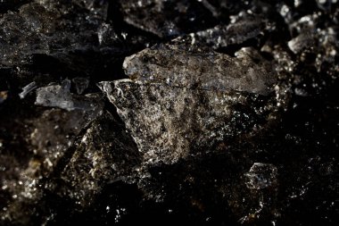 Donmuş bir su birikintisinde buzla yakın planda güzel ve soyut bir arkaplan.