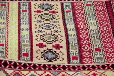 El yapımı Türk halılarıyla çok güzel ve ilginç bir arka plan.