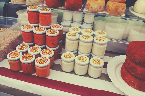 美味しい自家製の健康的な地域の保存とランサローテ島の市場での食べ物 — ストック写真