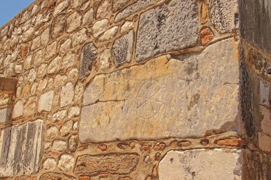 Duvarda bej taşları olan güzel, ilginç bir klasik arka plan.