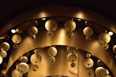 Tavanda orijinal bir avize olan ilginç bir soyut arkaplan.