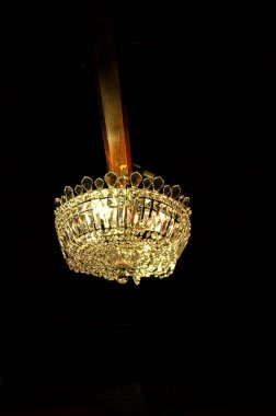 Güzel antika kristal avizesi Koyu ahşap tavanda