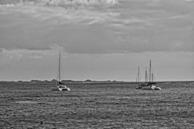 İspanya 'nın Fuerteventura adasında tekneli güzel okyanus manzarası