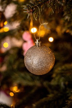 Yeşil bir Noel ağacında tatil için güzel dekorasyonlar.