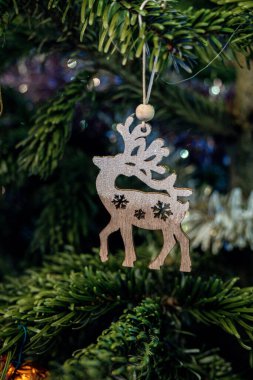 Yeşil bir Noel ağacında tatil için güzel dekorasyonlar.