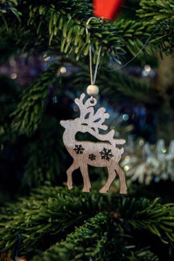 Yeşil bir Noel ağacında tatil için güzel dekorasyonlar.