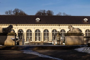 Güzel manzara tarihi bina ilkbaharın başlarında güneşli bir günde Varşova Parkı Polonya 'da