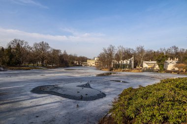 Polonya, Varşova 'da deniz kenarında bir sarayı olan güzel bir manzara. Güneşli bir günün erken saatlerinde eriyen karla birlikte.