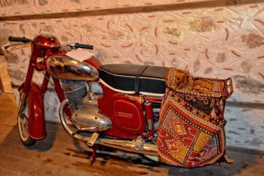 Orijinal antika, hindili kırmızı motor.