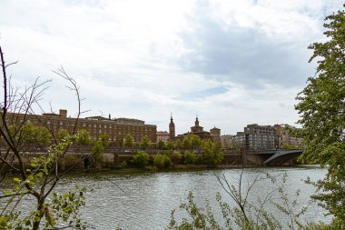 Güzel manzara Nuestra del Pilar Katedral Bazilika bir bahar günü Ebro Nehri manzarası