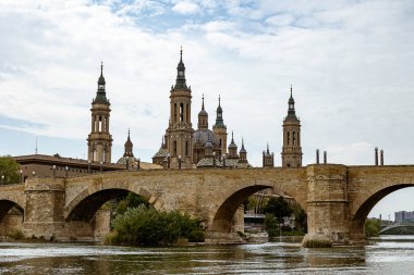 Güzel manzara Nuestra del Pilar Katedral Bazilika bir bahar günü Ebro Nehri manzarası
