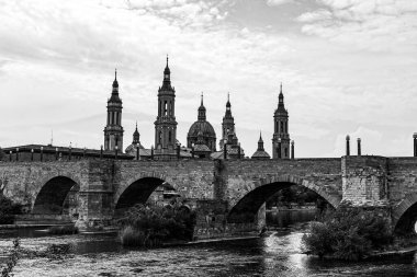 Güzel manzara Nuestra del Pilar Katedral Bazilika bir bahar günü Ebro Nehri manzarası