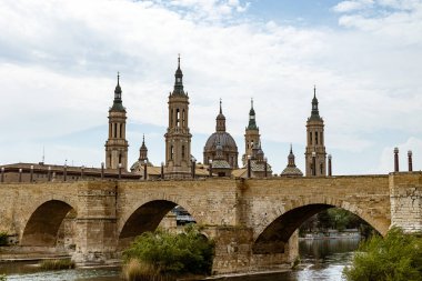 Güzel manzara Nuestra del Pilar Katedral Bazilika bir bahar günü Ebro Nehri manzarası