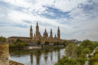 Güzel manzara Nuestra del Pilar Katedral Bazilika bir bahar günü Ebro Nehri manzarası