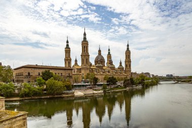 Güzel manzara Nuestra del Pilar Katedral Bazilika bir bahar günü Ebro Nehri manzarası