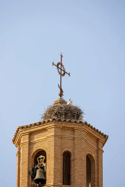 Gran Nido Cigüeñas Torre Iglesia Contra Cielo Azul Con Pájaros —  Fotos de Stock