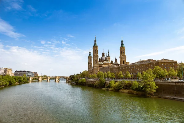 Güzel manzara Nuestra del Pilar Katedral Bazilika bir bahar günü Ebro Nehri manzarası
