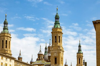 Güzel manzara Nuestra Senora del Pilar Katedrali Gökyüzüne karşı Bazilika