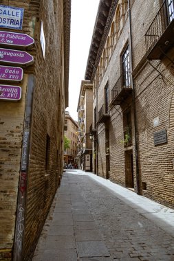 İspanya 'nın Zaragoza şehrinde dar sokakları olan güzel, ilginç şehir manzarası bir bahar günü