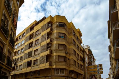 İspanya 'nın Zaragoza şehrinde dar sokakları olan güzel, ilginç şehir manzarası bir bahar günü