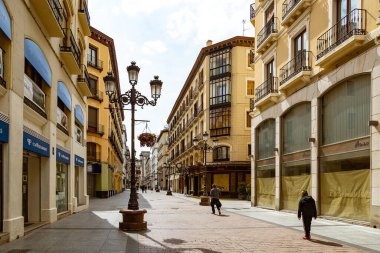 İspanya 'nın Zaragoza şehrinde dar sokakları olan güzel, ilginç şehir manzarası bir bahar günü