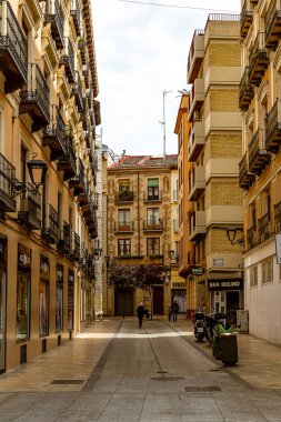 İspanya 'nın Zaragoza şehrinde dar sokakları olan güzel, ilginç şehir manzarası bir bahar günü