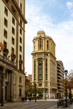 İspanya 'nın Zaragoza şehrinde dar sokakları olan güzel, ilginç şehir manzarası bir bahar günü