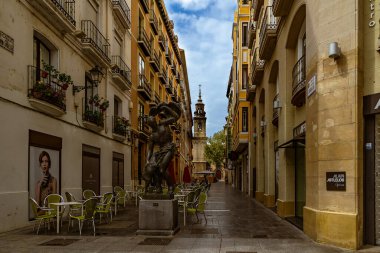 İspanya 'nın Zaragoza şehrinde dar sokakları olan güzel, ilginç şehir manzarası bir bahar günü