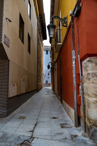 Schöne Interessante Stadtlandschaft Mit Engen Gassen Der Spanischen Stadt Zaragoza — Stockfoto