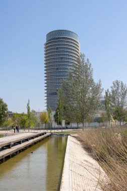İspanya 'nın Zaragoza şehrinde güneşli bir günde güzel, ilginç, modern bir yapı.