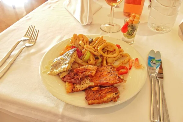 Вкусная Еда Рыбой Морепродуктами Ресторане Отдыхе — стоковое фото