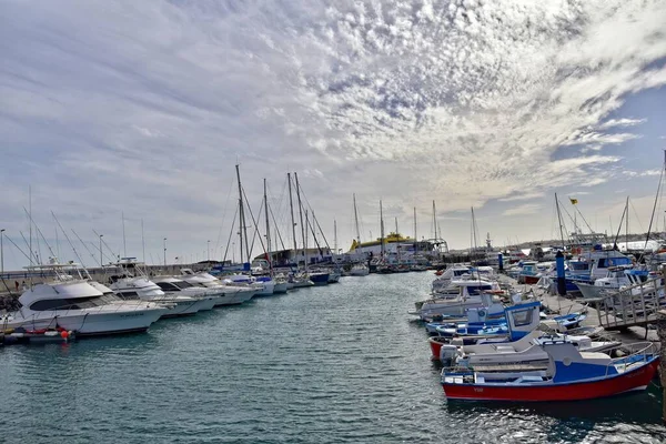 Gyönyörű Táj Kikötővel Jachtok Spanyol Kanári Sziget Fuerteventura Egy Napsütéses — Stock Fotó