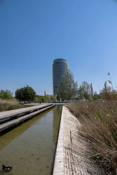 İspanya 'nın Zaragoza şehrinde güneşli bir günde güzel, ilginç, modern bir yapı.