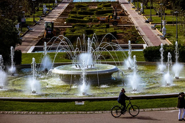 春の暖かい日にサラゴサの美しい都市景観とランドマーク公園の噴水 — ストック写真