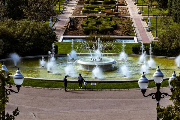 春の暖かい日にサラゴサの美しい都市景観とランドマーク公園の噴水 — ストック写真